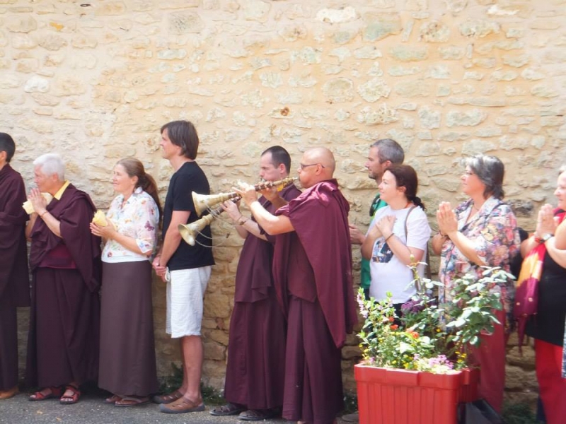 Lame koje svečano dočekuju Karmapu sa nama