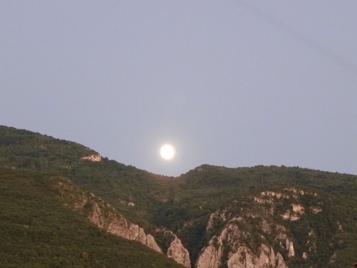 Pun mesec nad Montchardonom