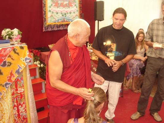 Uzimanje utočišta. Lama Teunsang - starešina manastira Karma Migjur Ling u Momtchardonu i ivana Jovanović
